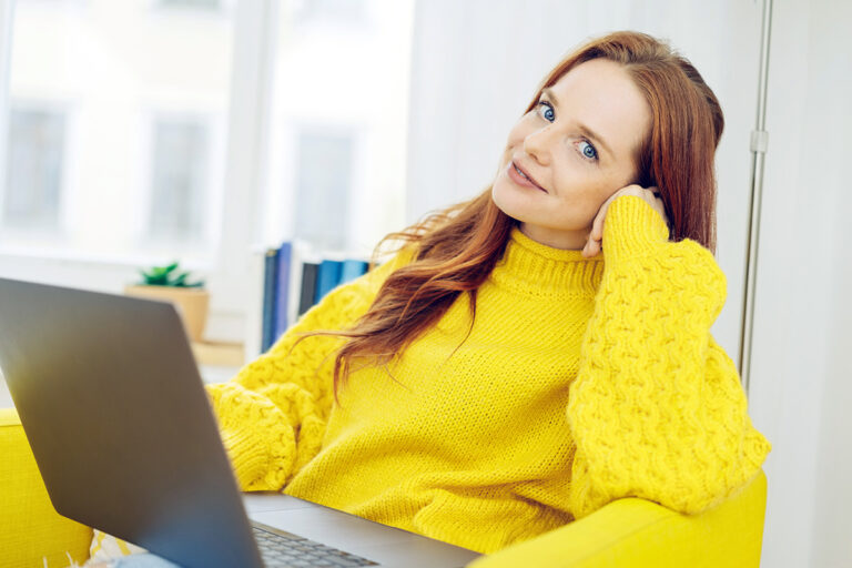 vrouw achter laptop die net haar ANBI gegevens heeft aangepast